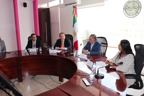 varias personas en reunión en Consejo Local del INE en San Luis Potosí