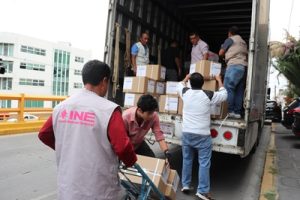 personal del INE en Puebla, descargando cajas con boletas