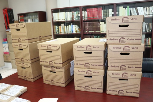 Cajas apiladas con boletas para voto anticipado en Michoacán