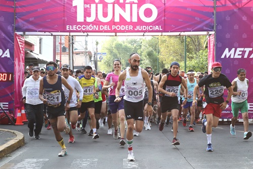 personas corriendo durante la Carrera Atlética en Michoacán