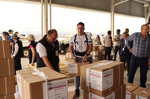 personal del INE en Aguascalientes resguardando cajas con boletas