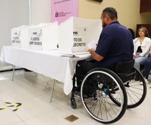 Persona en silla de ruedas votando