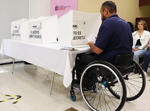 Persona en silla de ruedas votando