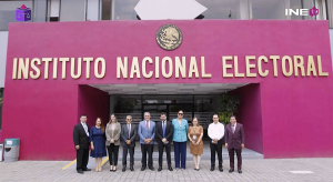 Foto grupal en frente del edificio A del INE, Misión UNIORE
