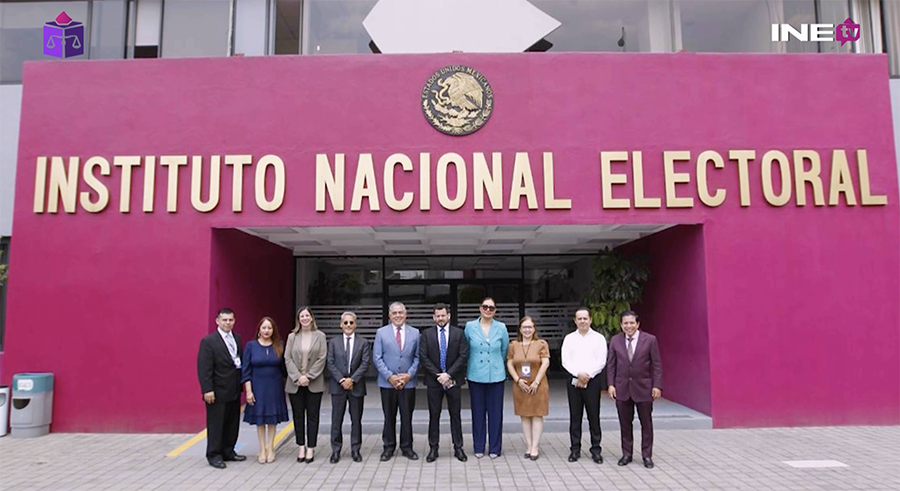 Foto grupal en frente del edificio A del INE, Misión UNIORE