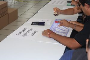 funcionarios del INE en Morelos sellando boletas electorales