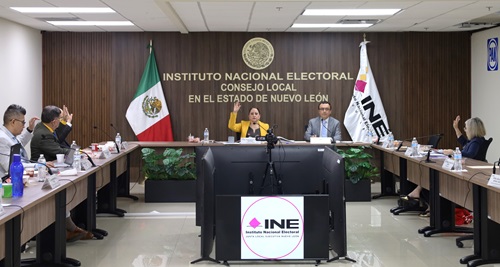 Personas votando a mano alzada en Sesión del INE en Nuevo León