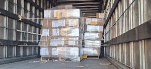 Cajas apiladas en la parte trasera de un camión