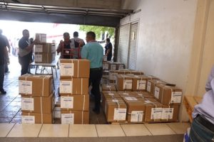 Cajas apiladas al interior de un camión