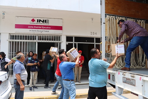 funcionarios del INE en Tabasco descargando cajas de un camión