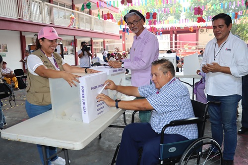 hombre en silla de ruedas, introduciendo boletas en urnas del INE en Tabasco