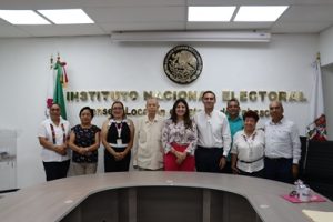 Varias personas de pie frente a la mesa del Consejo Local del INE en Tabasco