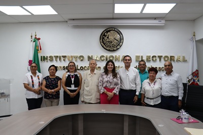 Varias personas de pie frente a la mesa del Consejo Local del INE en Tabasco