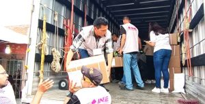 personas descargando cajas del INE