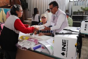 persona recibiendo material electoral