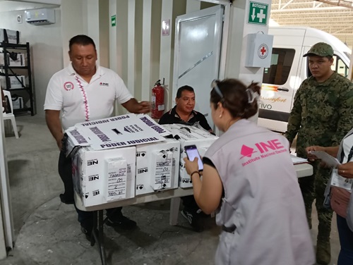 funcionarias y funcionarias del INE en Tabasco, entregando material electoral