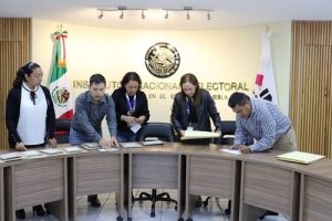 personal del INE Puebla armando sobres para el Voto Anticipado en Puebla