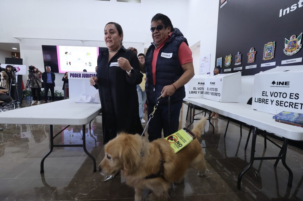 Persona invidente votando en el simulacro de voto