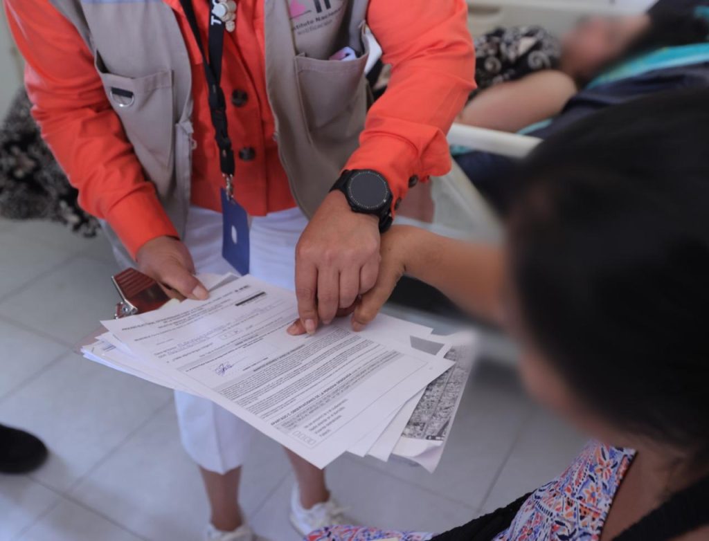 Personal del INE recabando voto anticipado para las elecciones del poder judicial