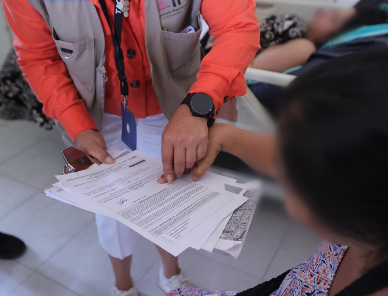 Personal del INE recabando voto anticipado para las elecciones del poder judicial