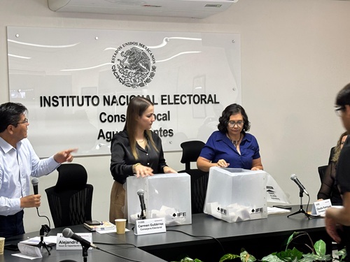 Vocales del INE en Aguascalientes durante Simulacro de votación para personas con capacidades diferentes