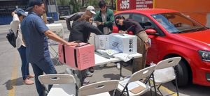 personas revisando los paquetes electorales