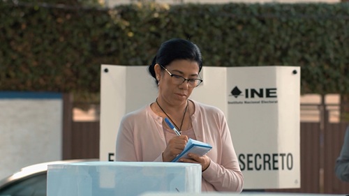 mujer observadora electoral