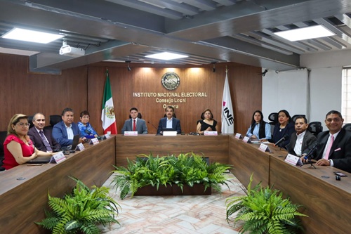 integrantes del consejo local del INE sentados en el salón de sesiones