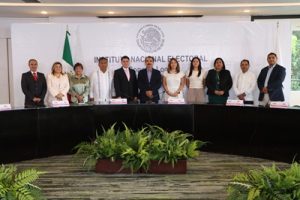 integrantes del consejo local de pie tomándose una foto grupal