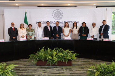 integrantes del consejo local de pie tomándose una foto grupal
