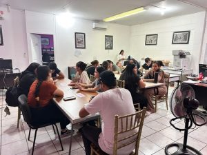trabajadoras de INE llevando a cabo cómputos distritales