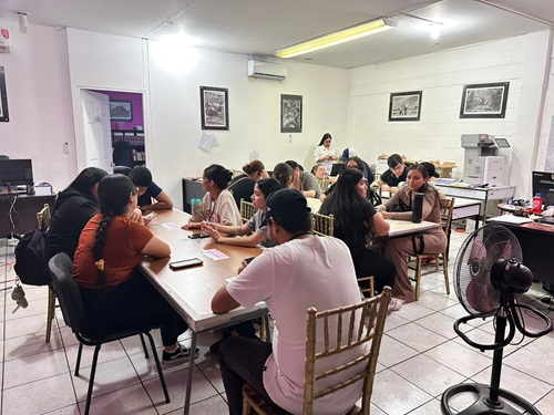 trabajadoras de INE llevando a cabo cómputos distritales