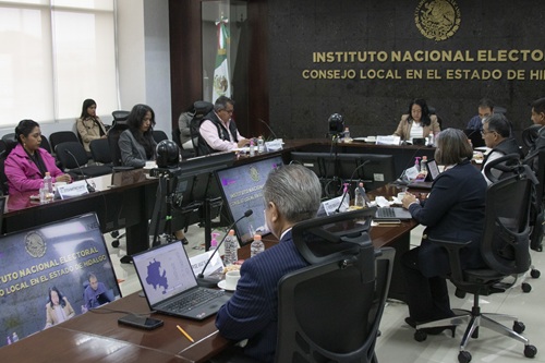 Integrantes del consejo local sentados en salón de sesiones laborando