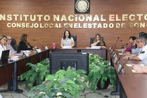 Miembro del consejo local sentados en el salón de sesiones trabajando