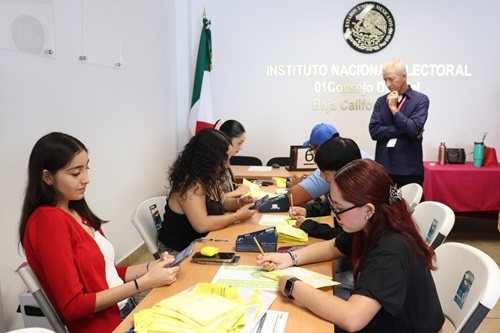 trabajadores del INE realizando cómputos distritales