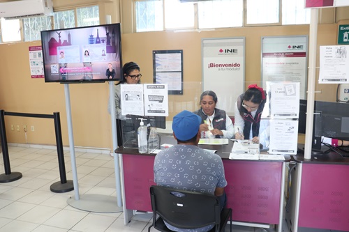 una persona sentada tramitando su credencial para votar