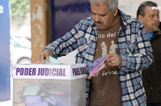 Persona votando en la apertura de casilla PEEPJF2025