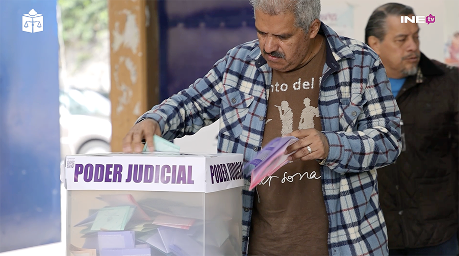 Persona votando en la apertura de casilla PEEPJF2025