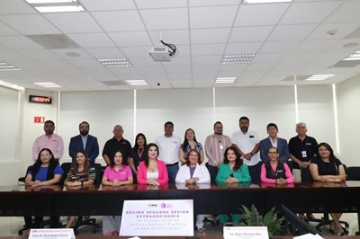 varias personas reunidas tomándose una foto grupal
