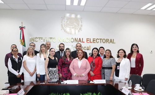 integrantes del consejo local de pie y juntos para tomarse foto grupal
