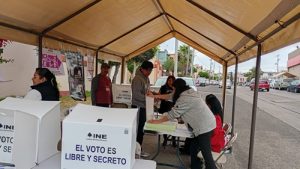 funcionarios de casillas atendiendo a las personas que acuden a votar
