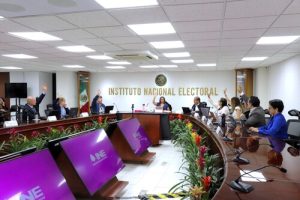 Miembros de consejo local sentado y trabajando en sala de sesiones