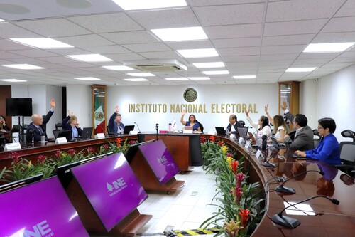 Miembros de consejo local sentado y trabajando en sala de sesiones