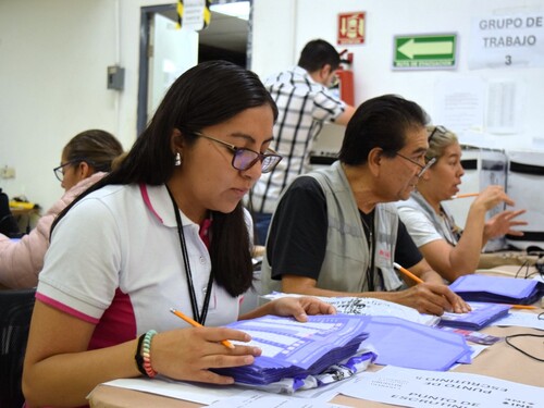 tres trabajadores del INE realizando el cómputo distrital