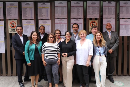 personas de consejo local de pie al exterior del INE