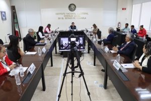 Integrantes del consejo local trabajando en salón de sesiones