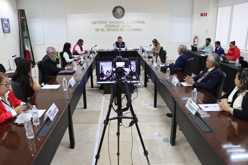 Integrantes del consejo local trabajando en salón de sesiones