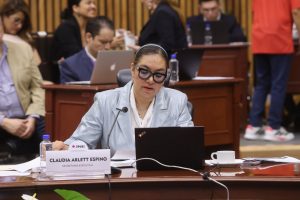 Secretaria Ejecutiva del INE, Claudia Arlett Espino en el salón de sesiones del Consejo General