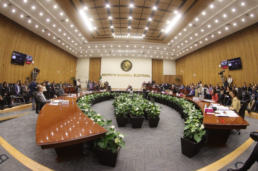 Consejeras y Consejeros en sesión extraordinaria del Consejo General del INE