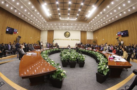 Consejeras y Consejeros en sesión extraordinaria del Consejo General del INE
